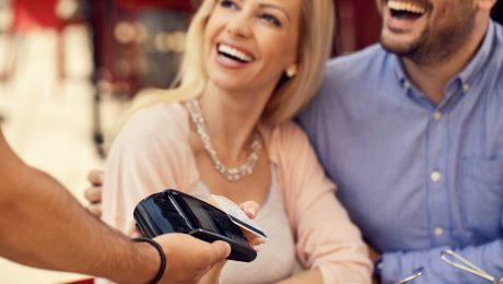 Podľa etikety by mal platiť večeru muž