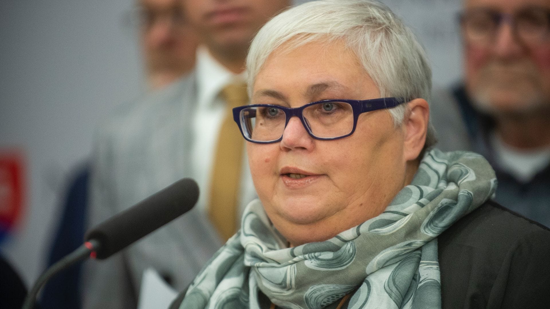 Bývalá poslankyňa NR SR Monika Kozelová rozpráva do mikrofónu.