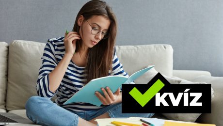 Žena na gauči si číta niečo z učebnice.