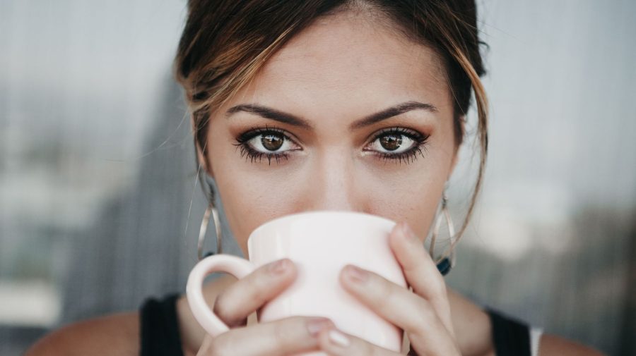 žena pijúca kávu