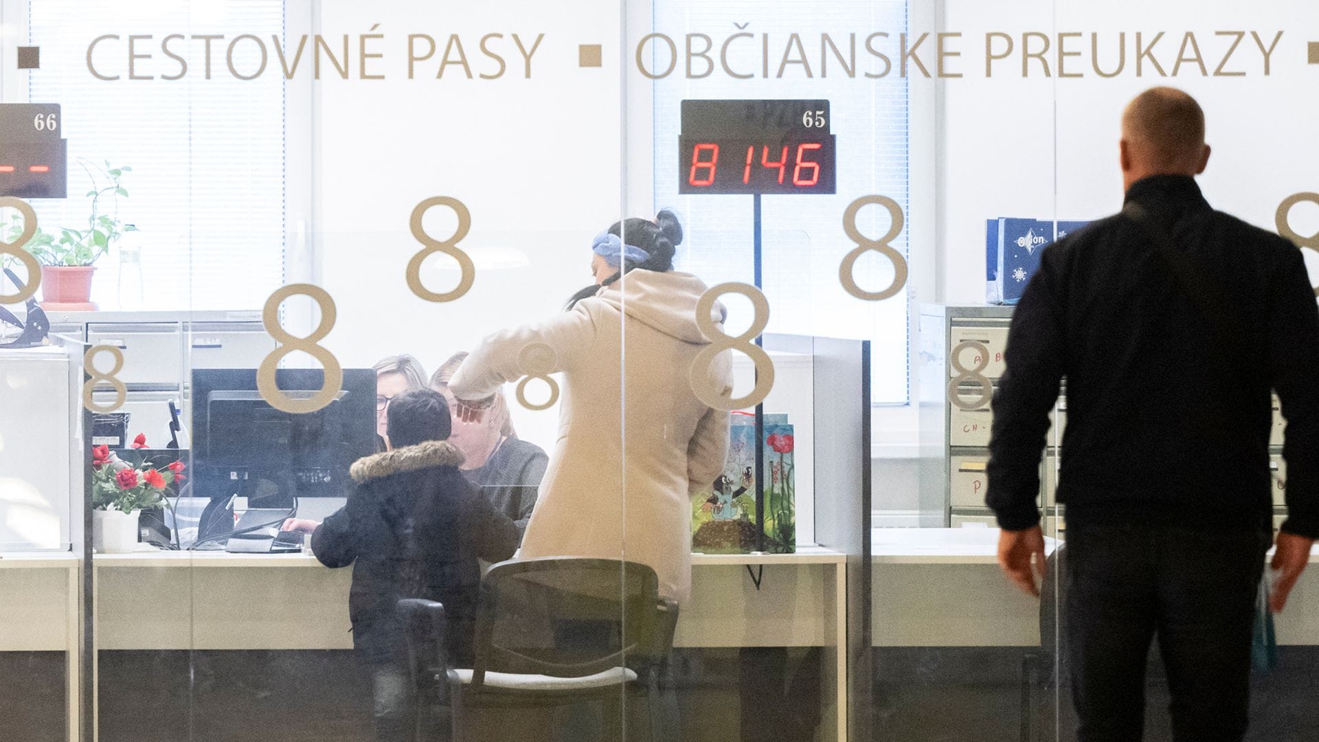 Ľudia na oddelení dokladov.