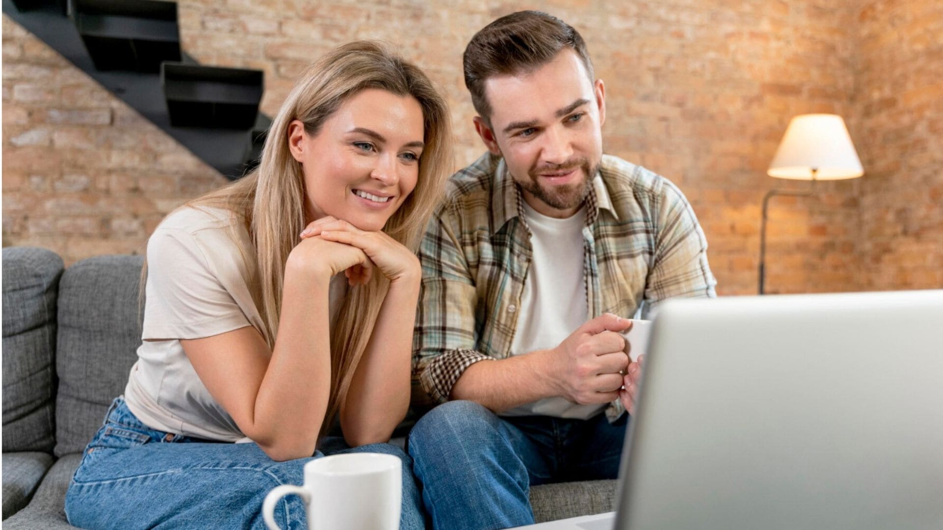 Žena s mužom hľadia do notebooku.