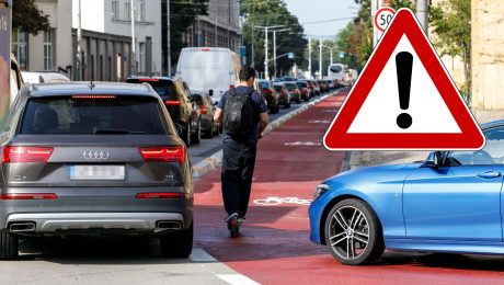 Muž ide v cyklopruhu na kolobežke.