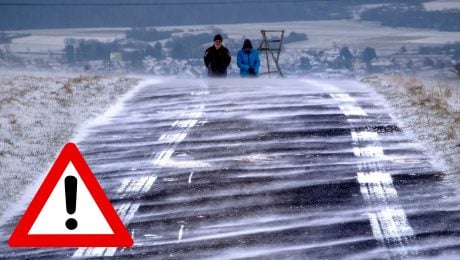 Ľudia kráčajú v zime po ceste.