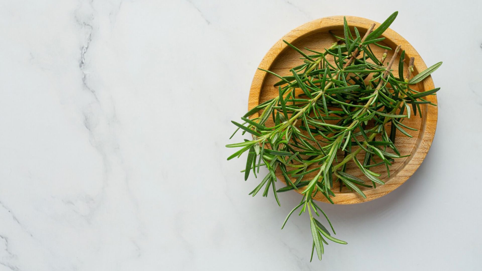 Rozmarín v miske.