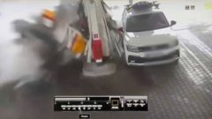 Auto zdemolovalo stojan na čerpačke.