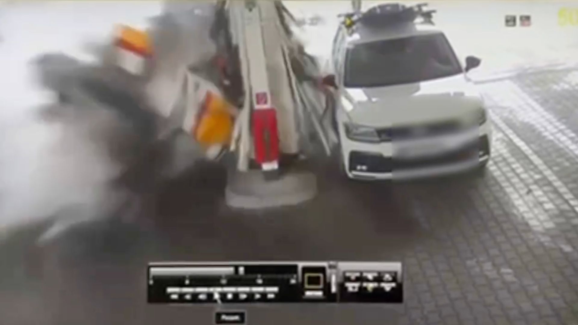 Auto zdemolovalo stojan na čerpačke.