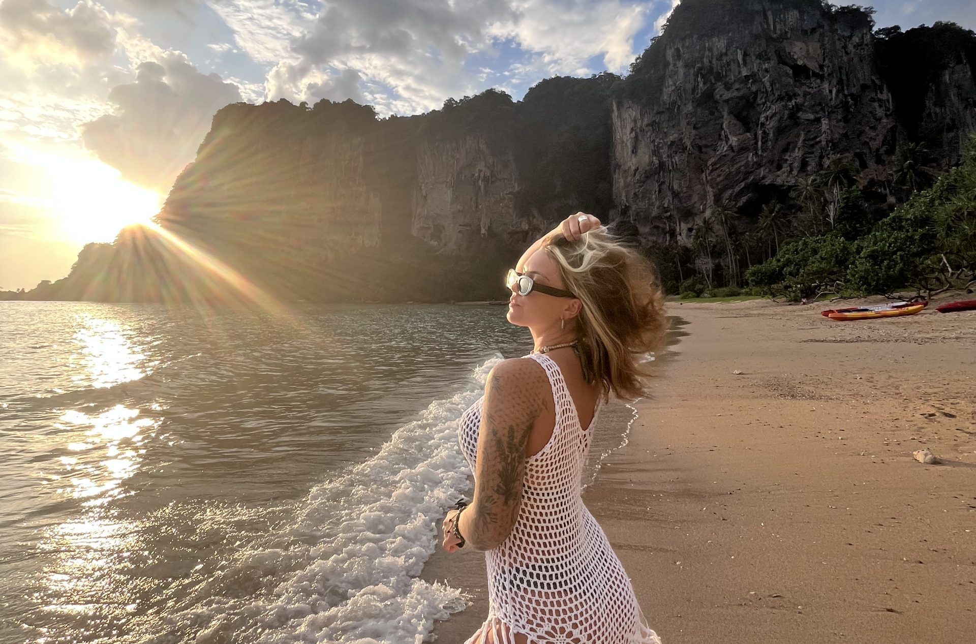 Ema na pláži v Thajsku