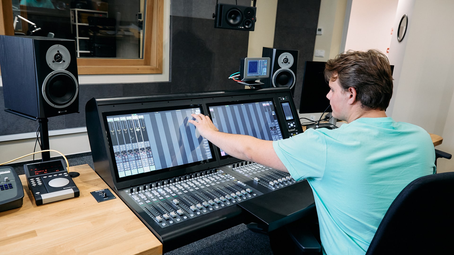 Na fotografii je mixážny pult