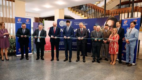 Prestrihnutie pásky pri príležitosti otvorenia nových priestorov