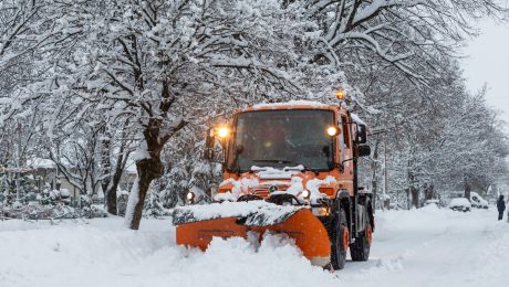 Na snímke odhŕňanie cestnej komunikácie