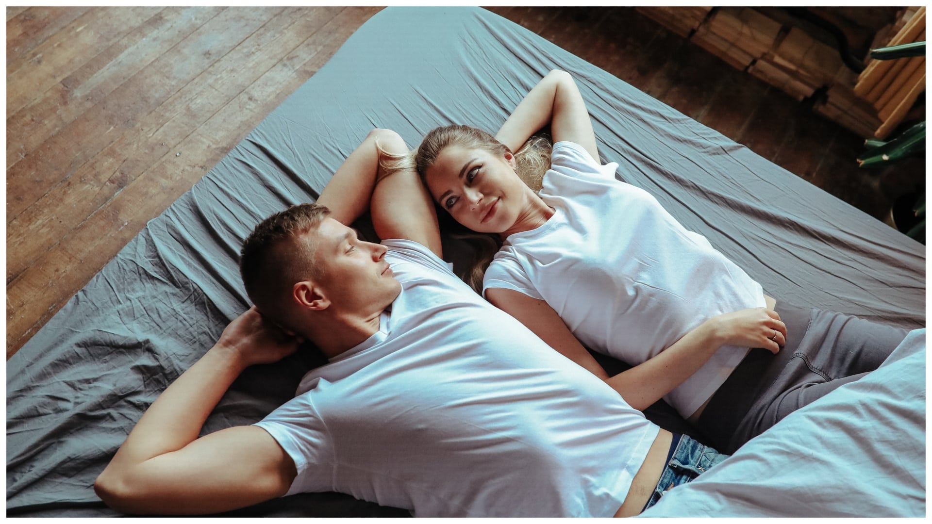 Dvaja ľudia v posteli