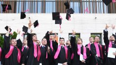 Na snímke sú absolventi