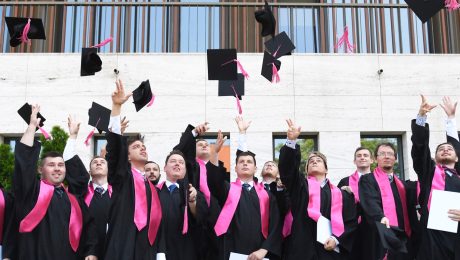 Na snímke sú absolventi