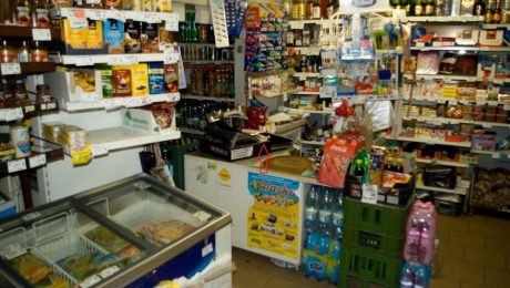 Na snímke predajňa potravín