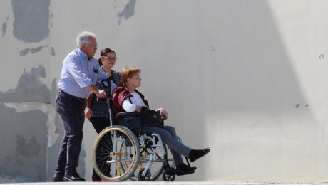 Na snímke je žena na invalidnom vozíku