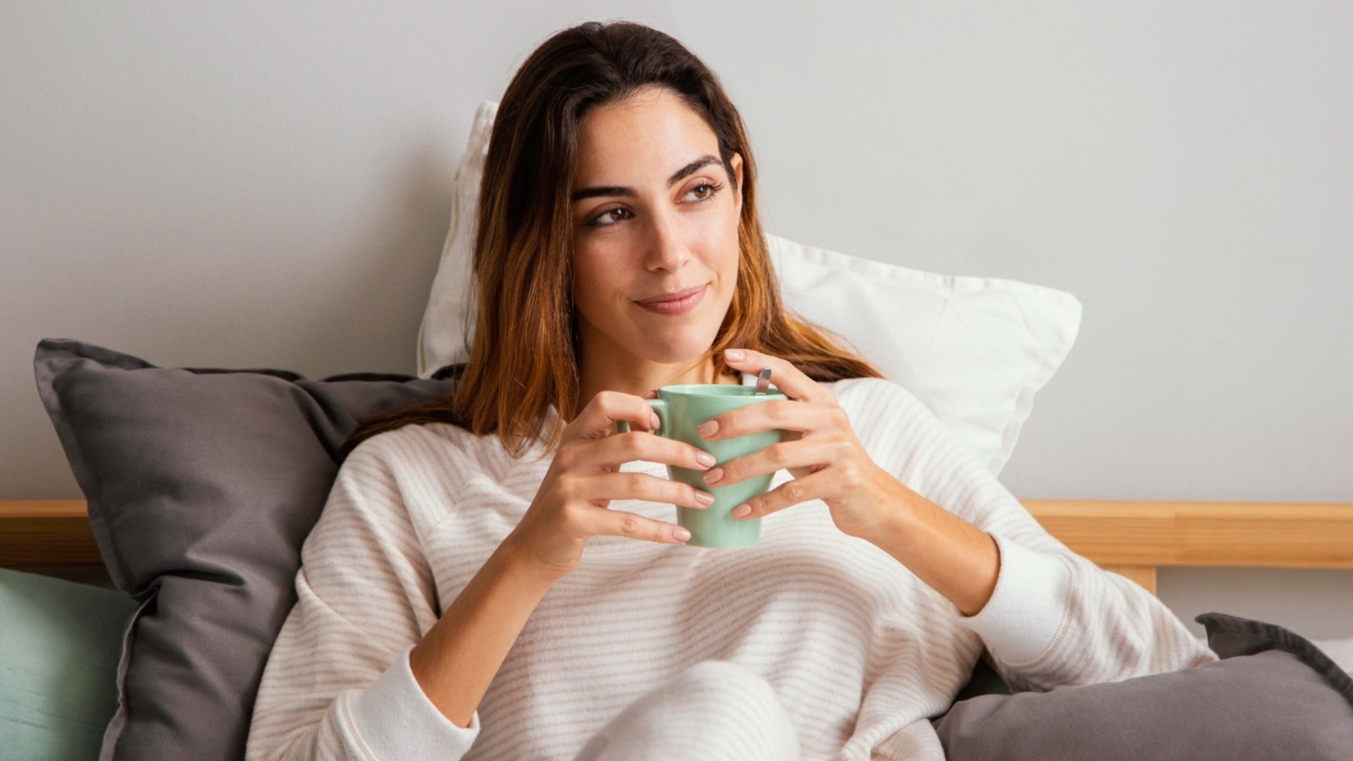 Žena pije čaj