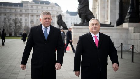 Maďarský premiér Viktor Orbán (vpravo) a slovenský premiér Robert Fico pred budovou parlamentu v Budapešti