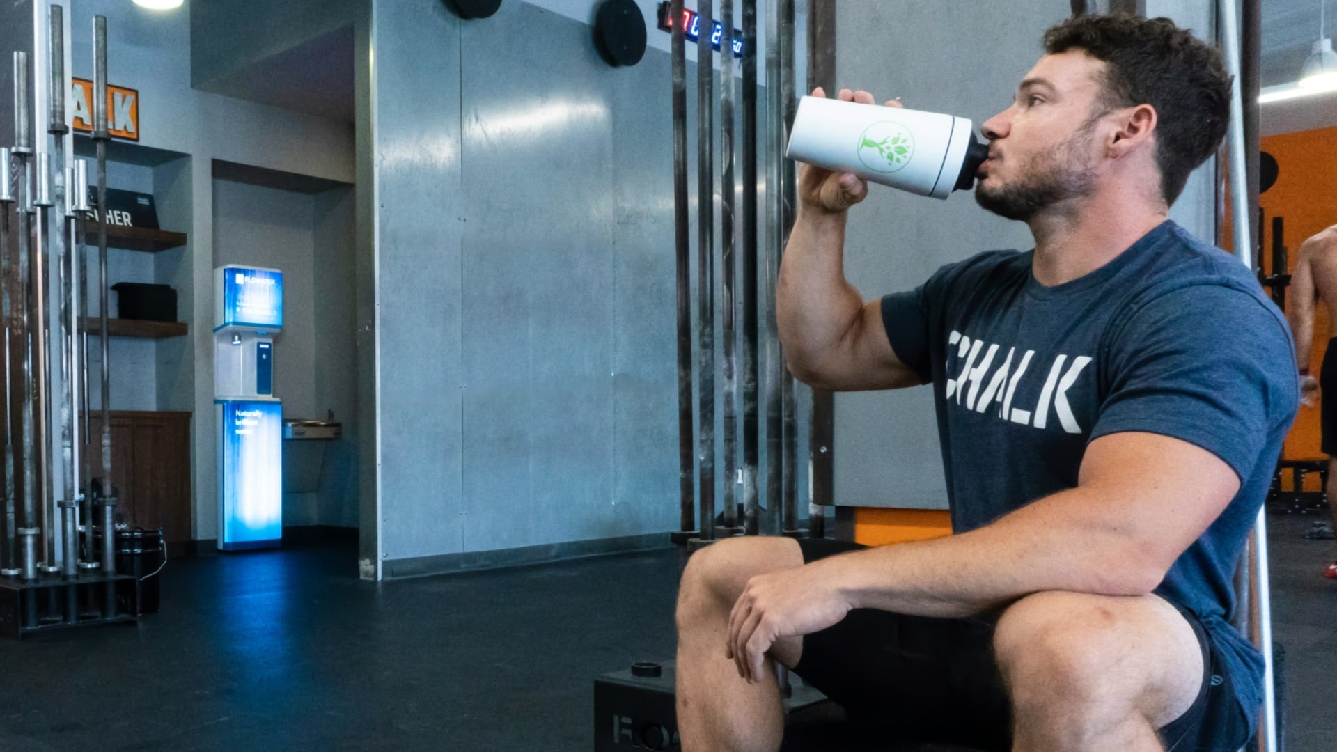 muž pije proteín v posilke, bielkoviny