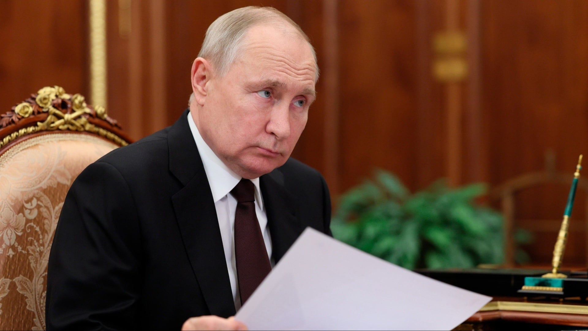 Oslava ruského prezidenta Vladimira Putina pri podpisovaní dokumentu v úrade.