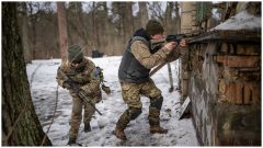 ukrajinskí vojaci so zbraňami
