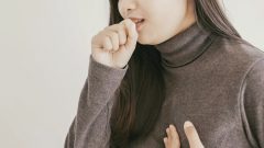 Na snímke je žena so zápalom pľúc