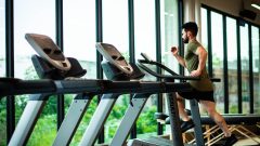 Na snímke je muž v posilňovni