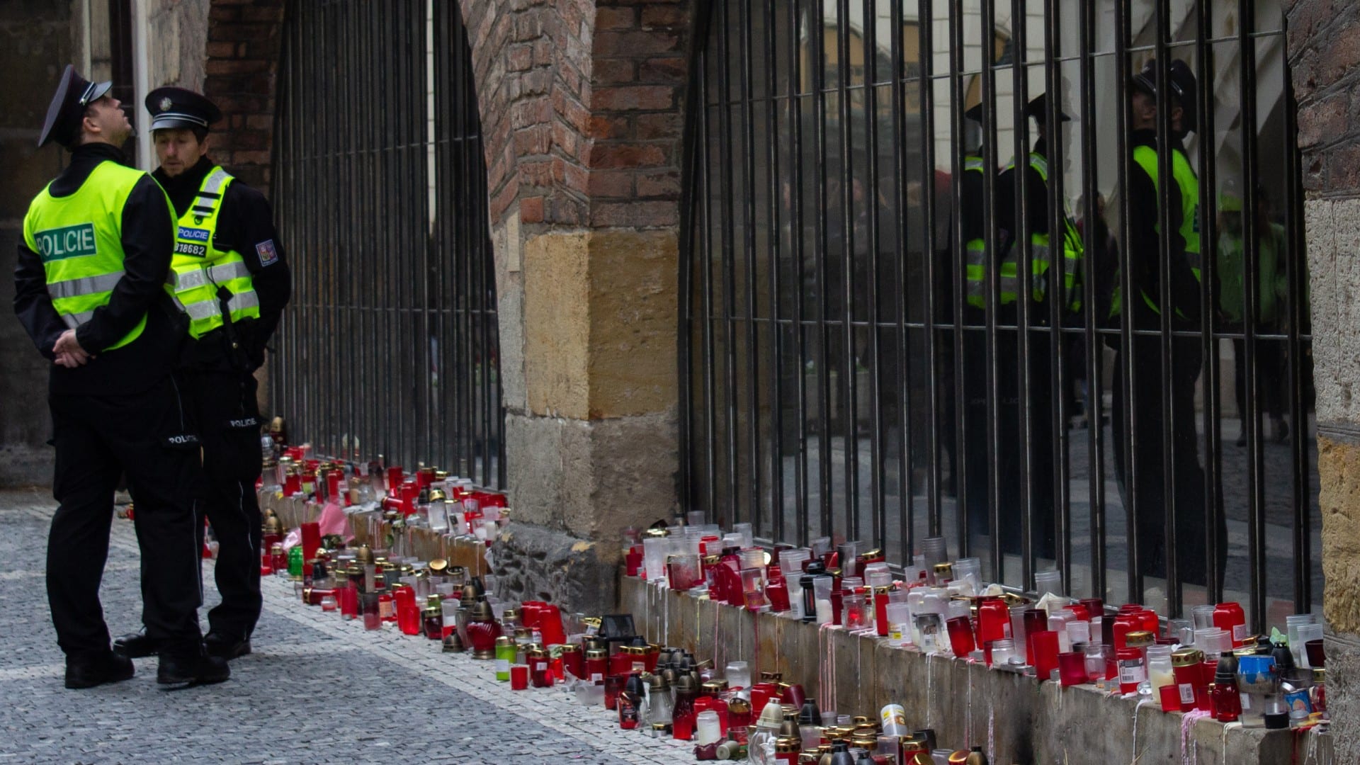 Na snímke policajti pri budove Rektorátu Univerzity Karlovej (UK), kde vzniklo pietne miesto po tragickej streľbe