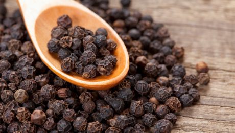 Na snímke je korenie a lyžica