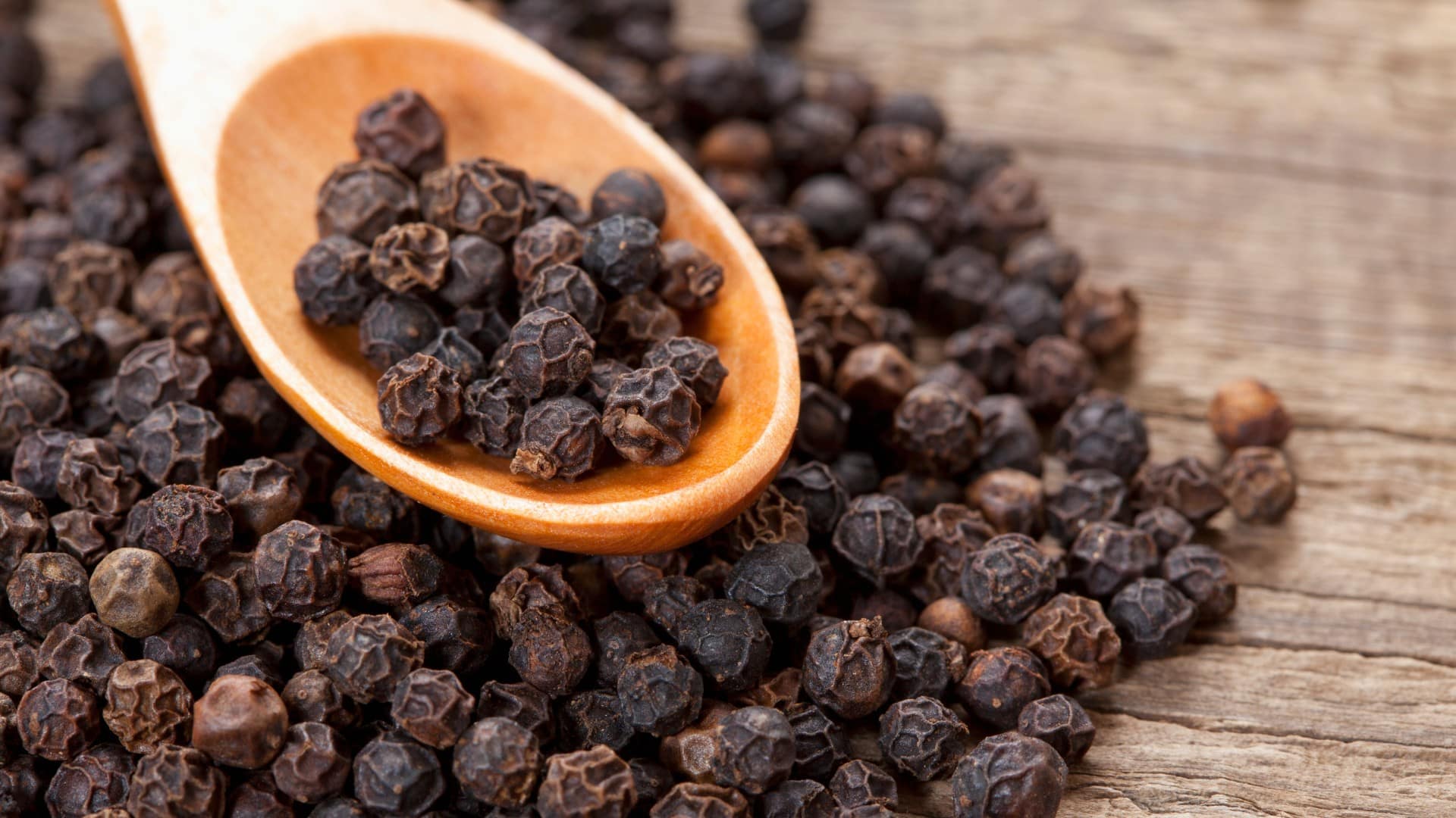 Na snímke je korenie a lyžica