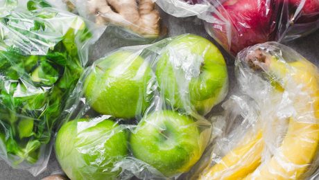 Ovocie v plastových vrecúškach