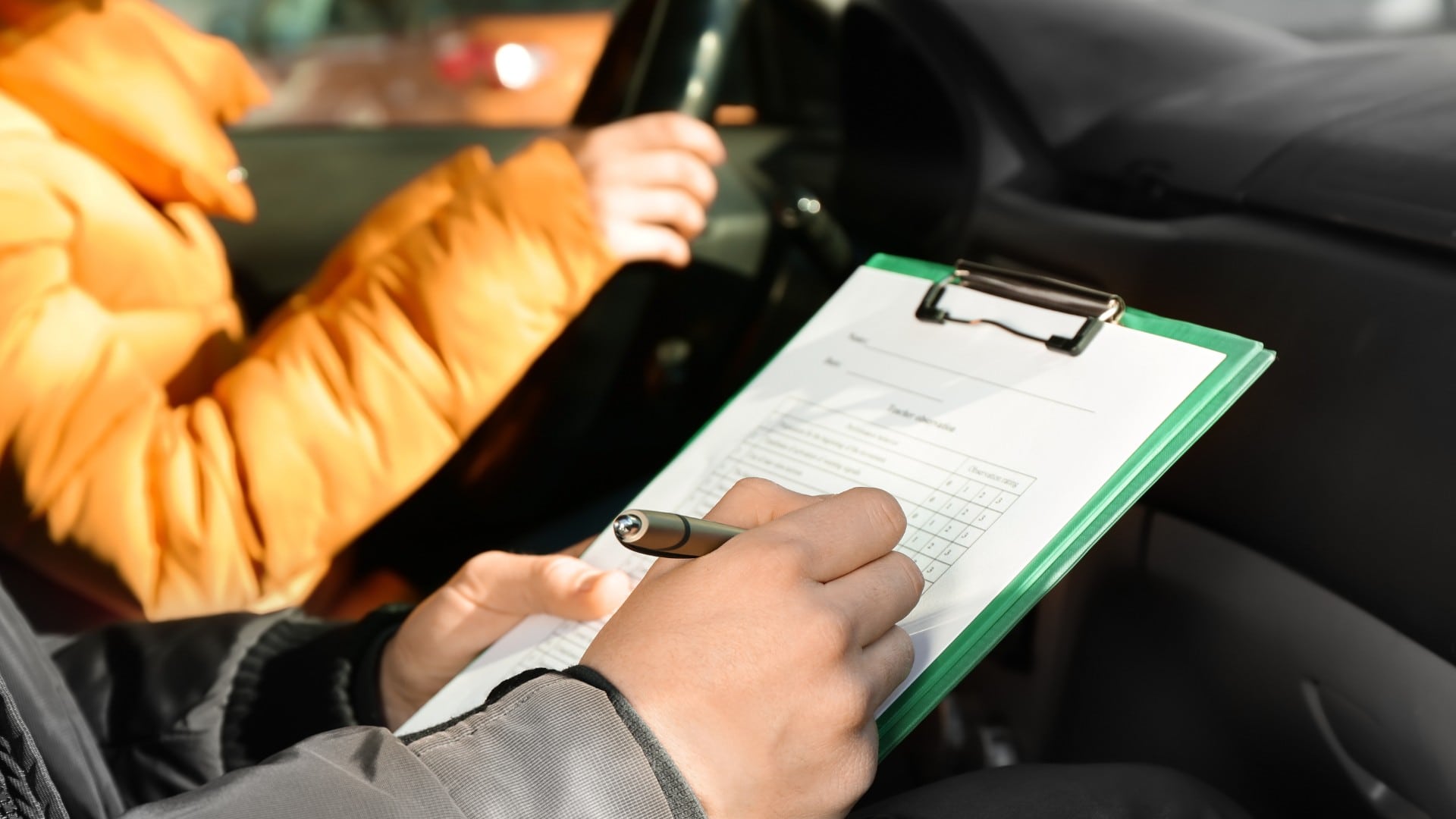 Na snímke sú ľudia v aute