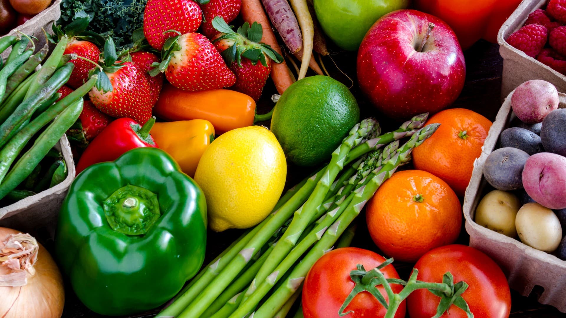 Na snímke je niekoľko druhov zeleniny