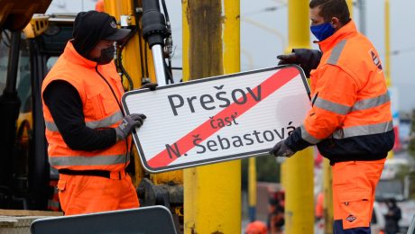 Na snímke cestári so značkou