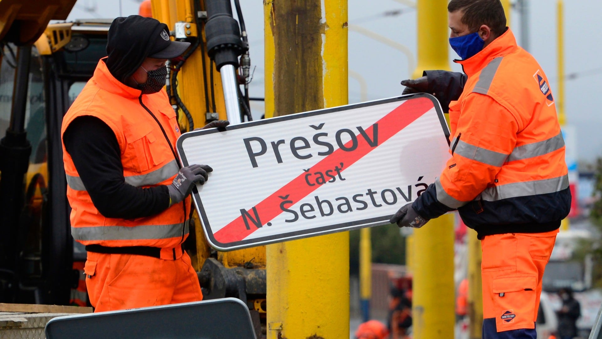 Na snímke cestári so značkou