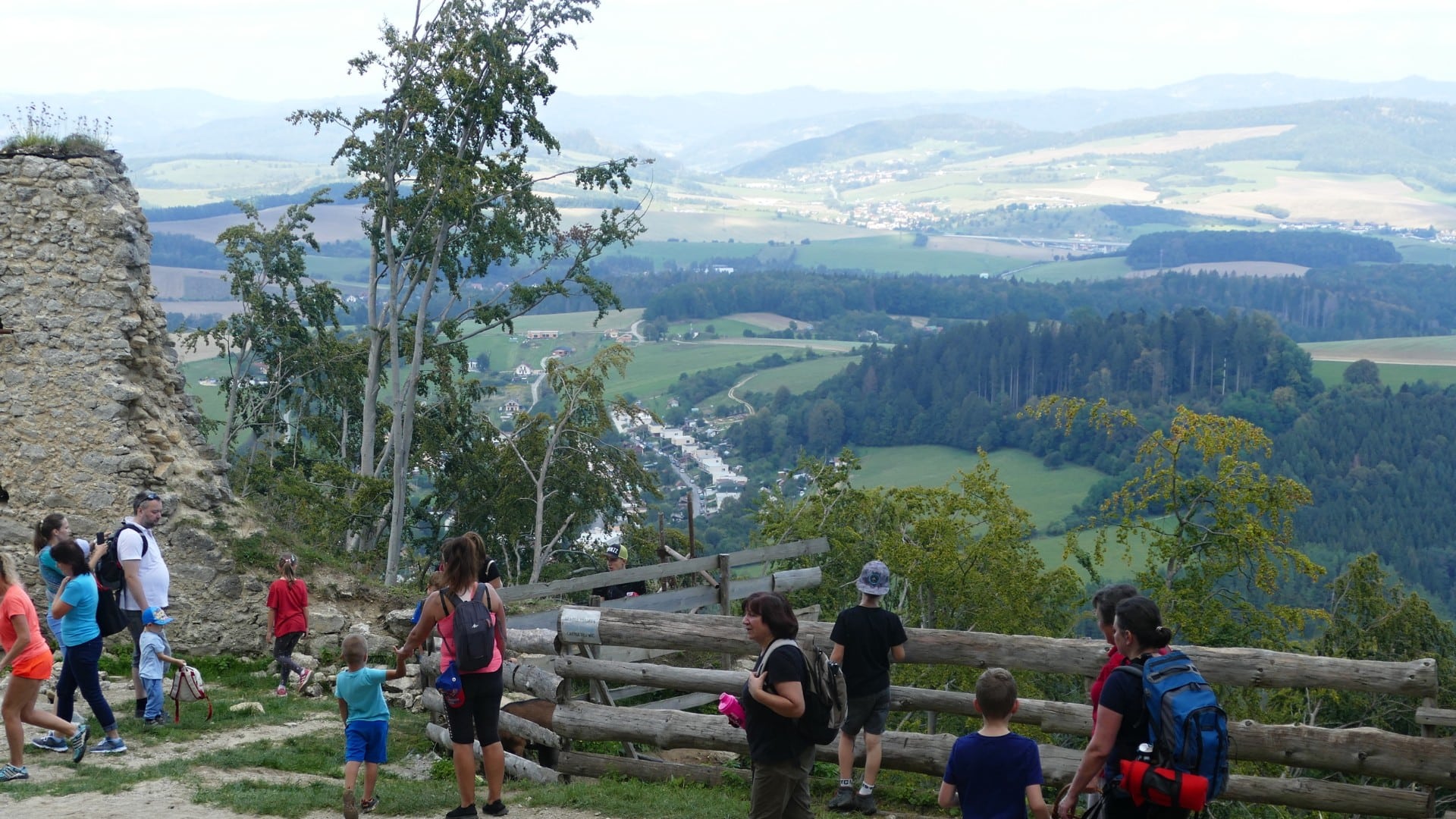 Na snímke turisti počas návštevy zrúcaniny
