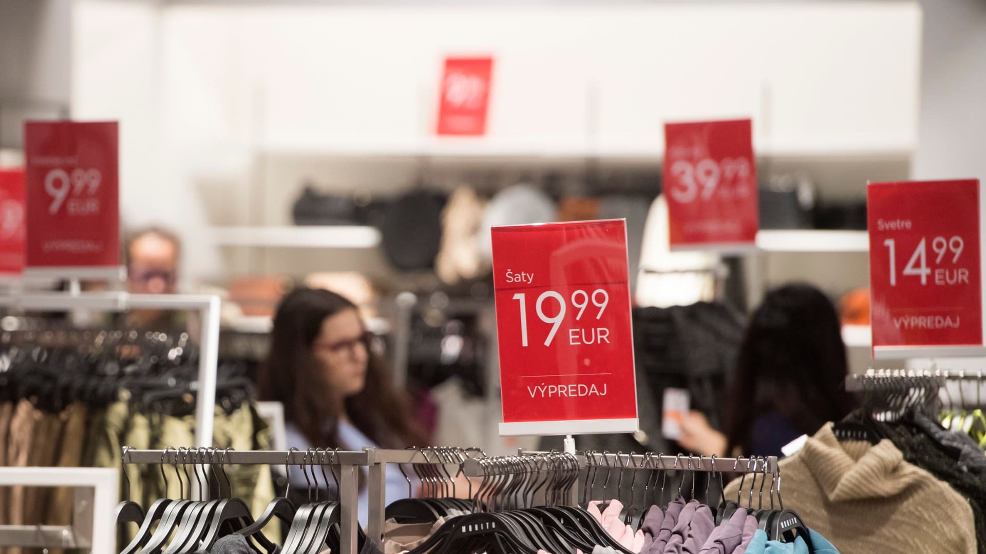 Na snímke obchod s cenovkami
