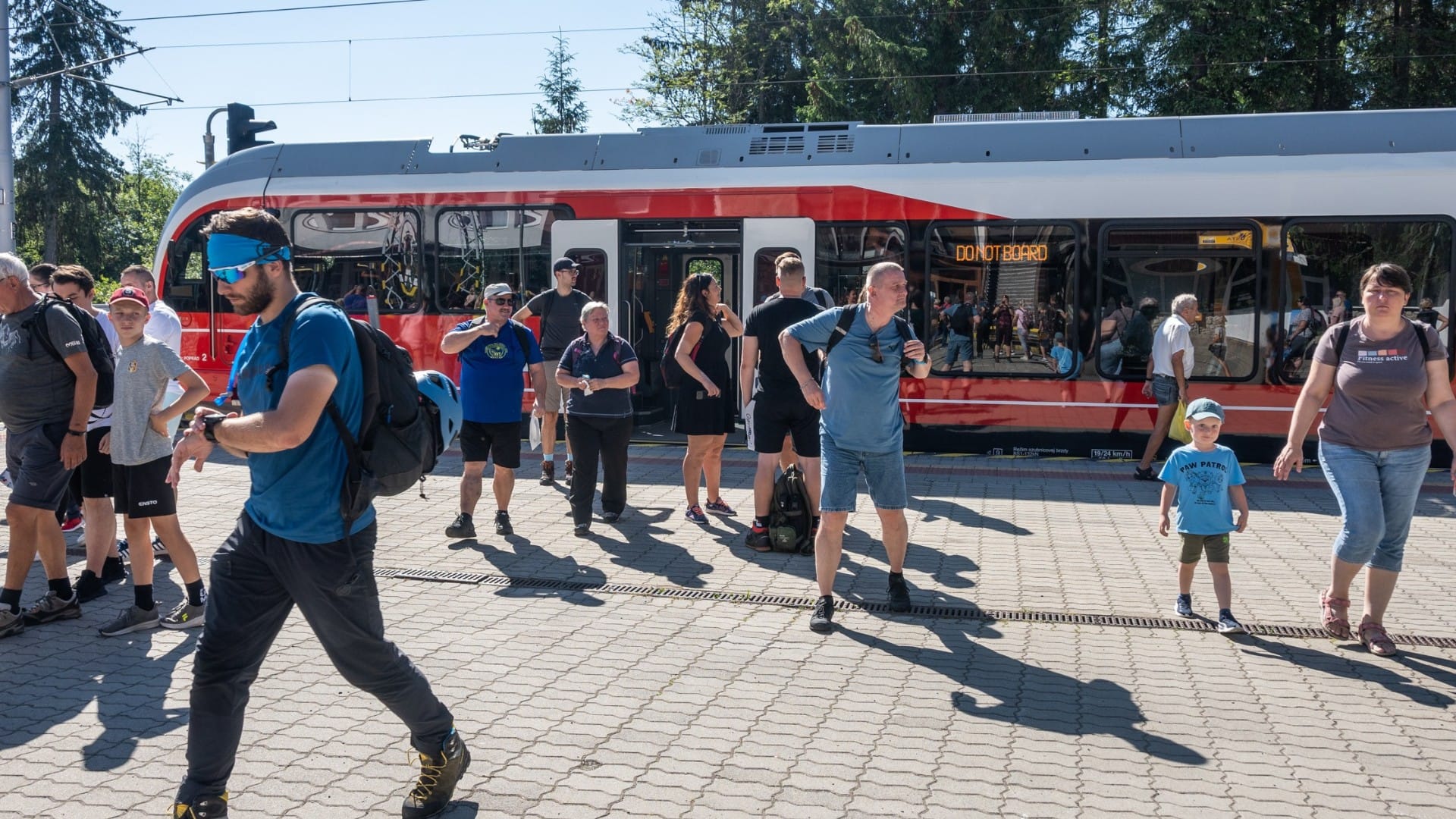 Na snímke ľudia nastupujú a vystupujú z vlaku