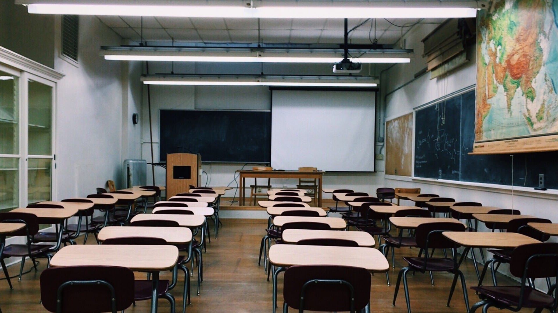 Na snímke učebňa v škole