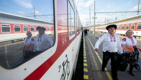 Na snímke presun Heligonkárov spod Kľaku po príchode Kulturvlaku