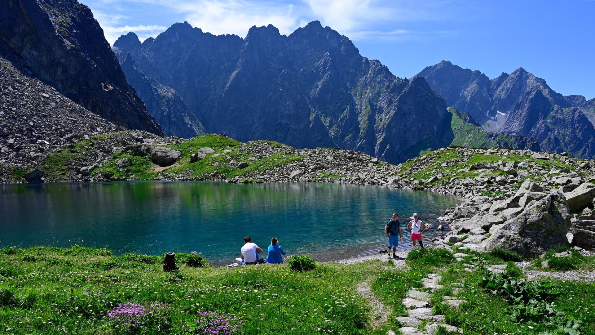 Na snímke mohutná hradba štítov nad Litvorovým plesom