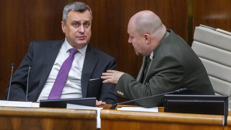 Na snímke zľava podpredseda NR SR Andrej Danko (SNS) a poslanec NRSR Rudolf Huliak (SNS)