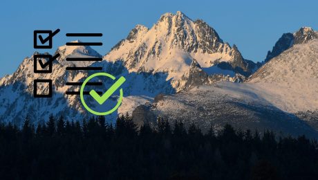 Na snímke z 15. januára 2022 uprostred Vysoká, vľavo Rysy vo Vysokých Tatrách od obce Šuňava, okres Poprad