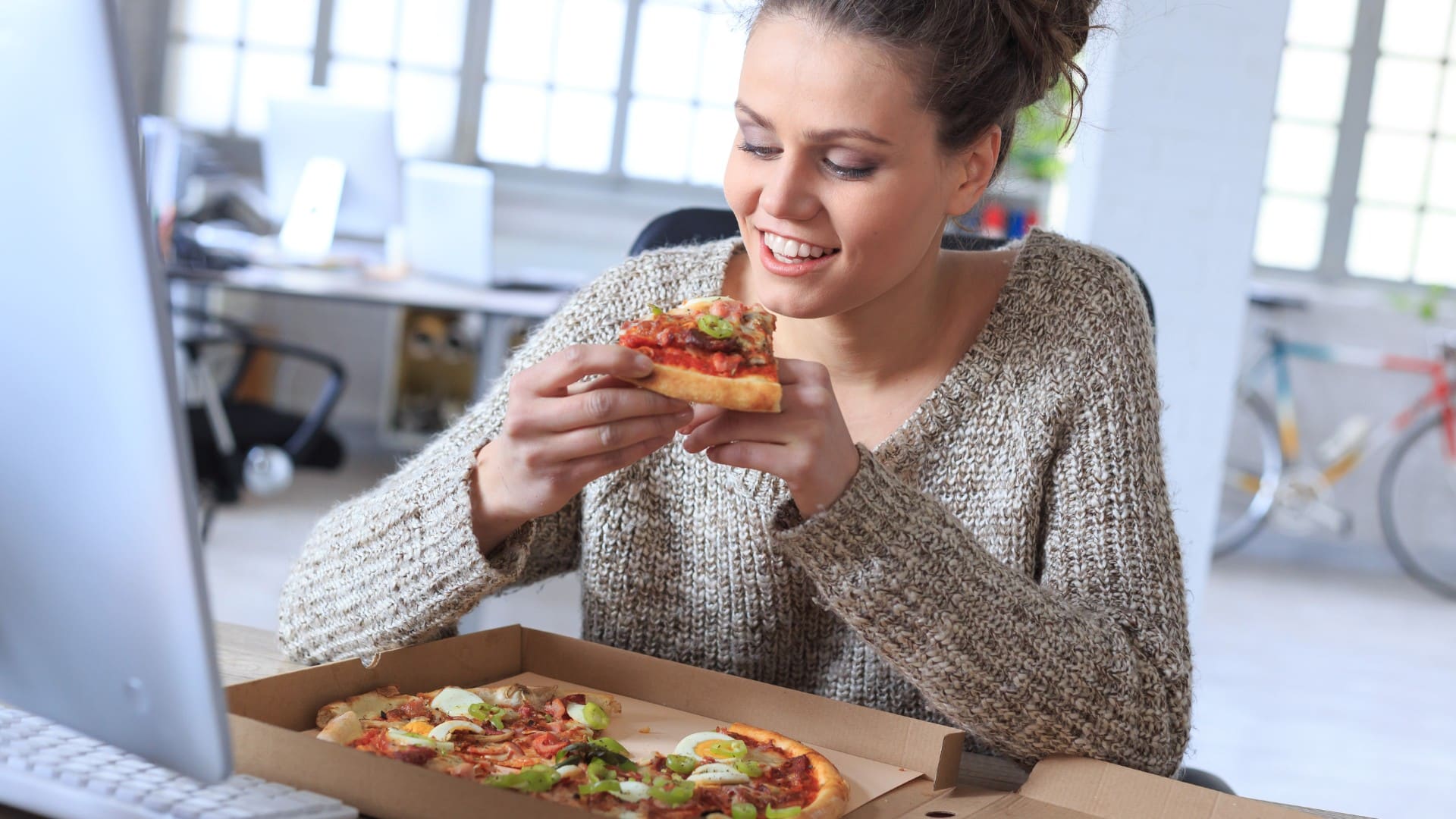 Na snímke je žena s jedlom