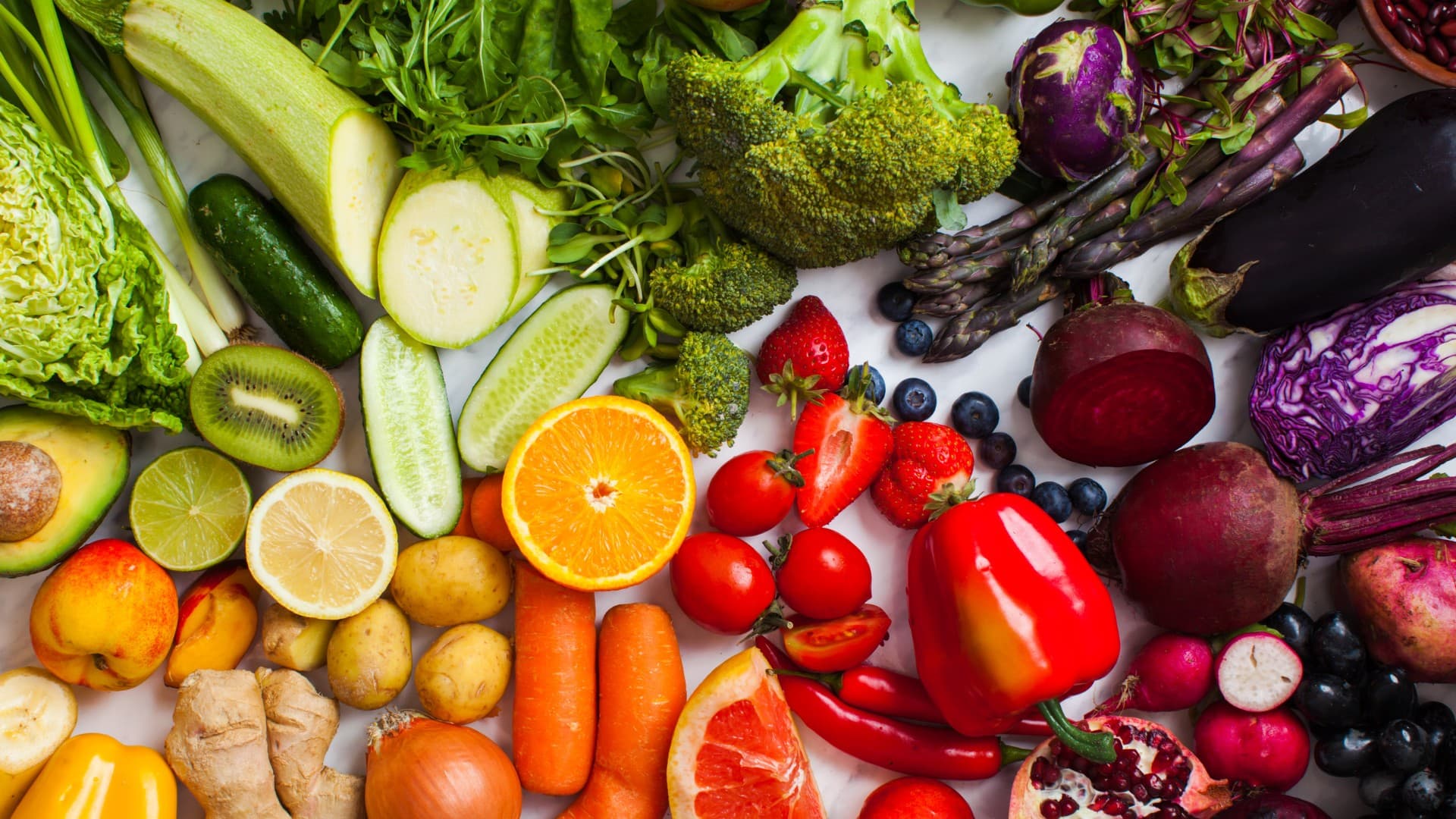 na snímke ovocie a zelenina