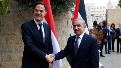 Palestínsky premiér Mohammad Štajjíh (vpravo) si podáva ruku s holandským premiérom Markom Rutteom