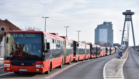 Na snímke autobusy smerom na Zochova ulica