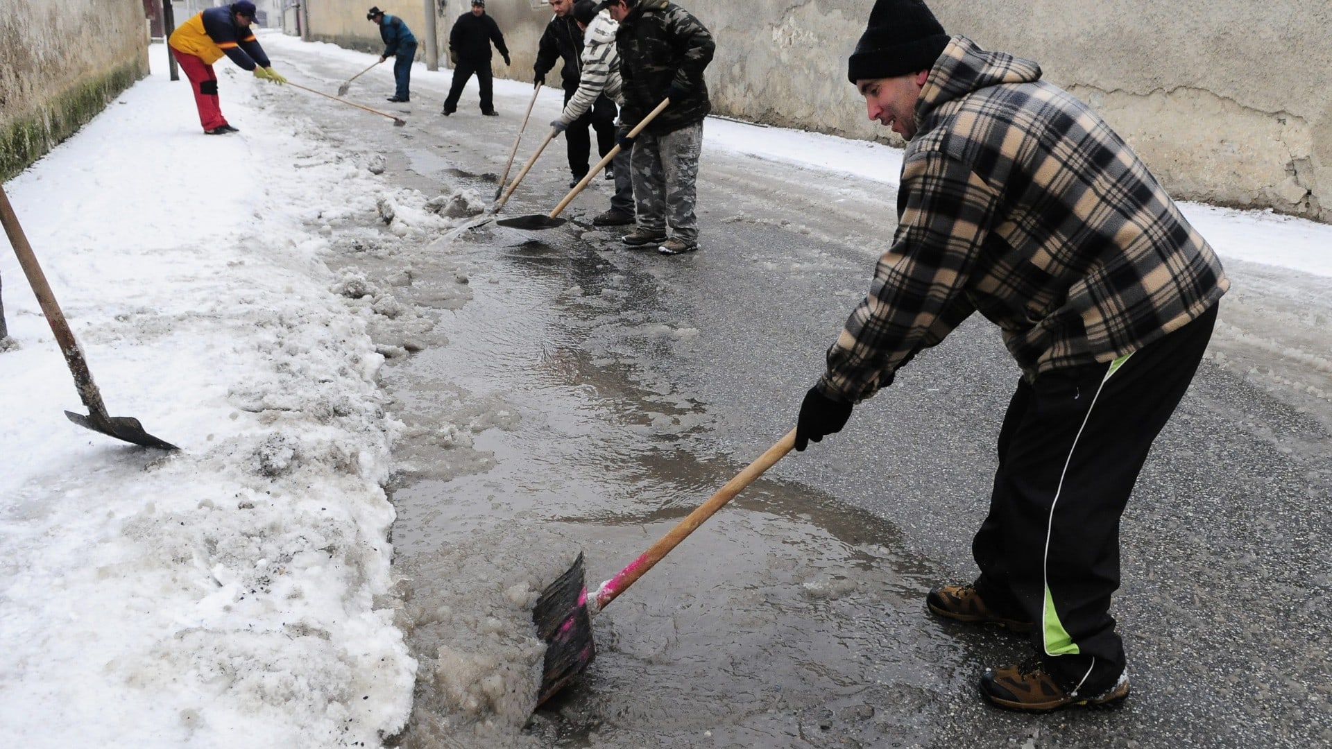 Na snímke občania SR pri aktivačných prácach
