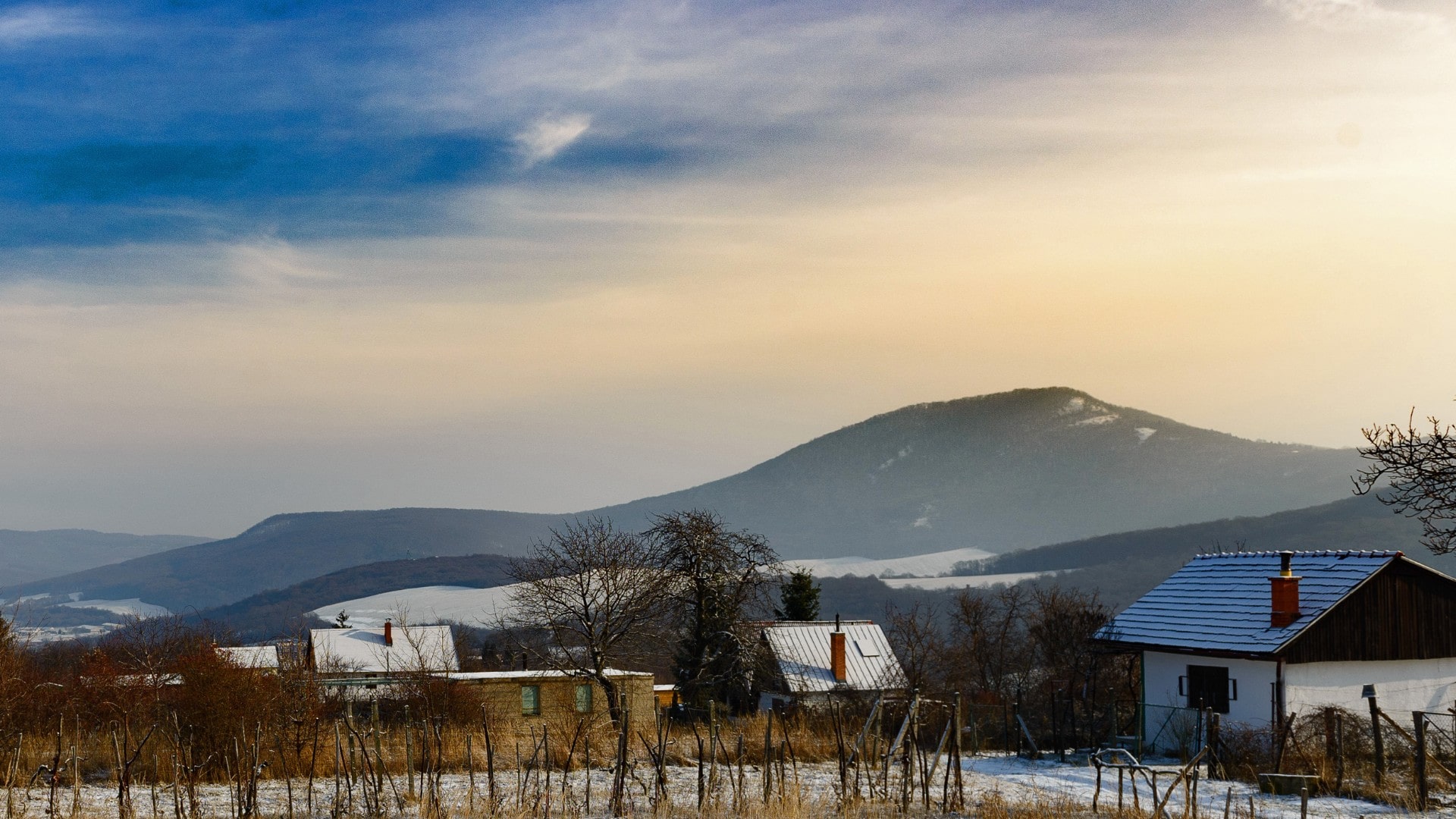 Pohľad na pohorie Tribeč nad obcou Podhorany