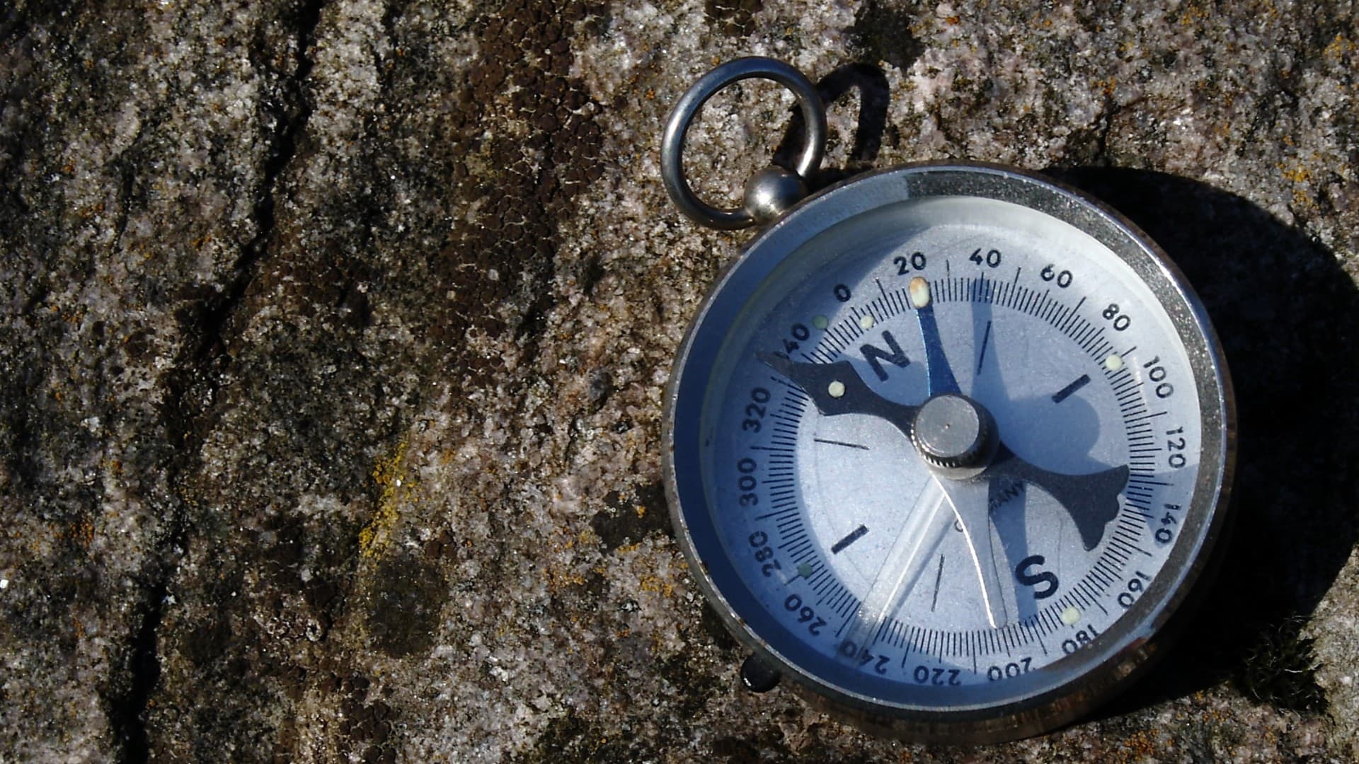 Na snímke je kompas